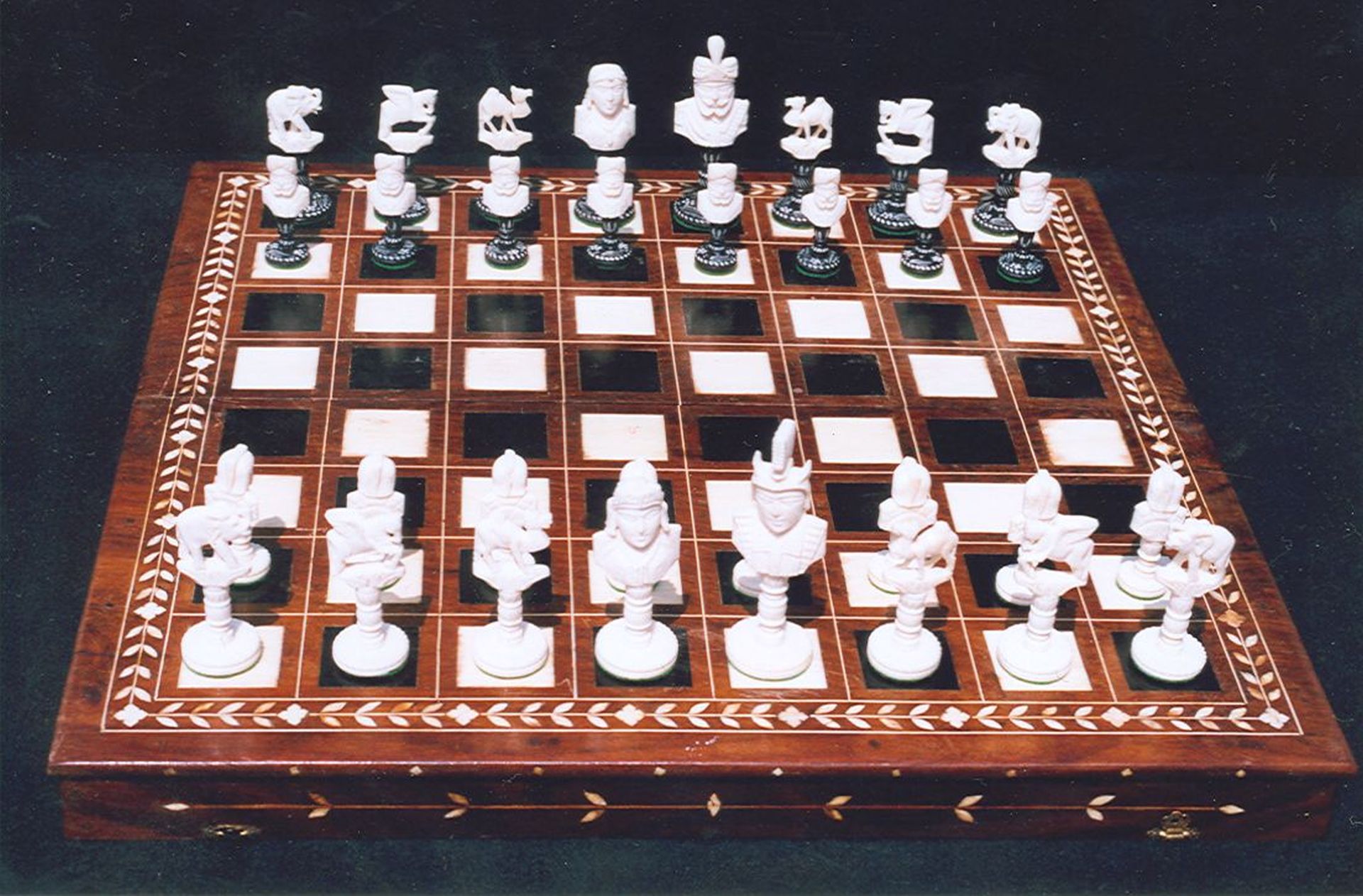 zaad Fabel Taille Schaakset, schaakbord/doos | Beelden en objecten vh. te Koop |  'Buste-stijl' met bijpassende schaak-opbergdoos, India