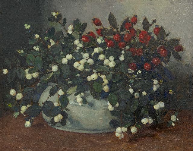Akkeringa J.E.H.  | Sneeuwbessen en rozenbottels in witte vaas, olieverf op paneel 34,0 x 42,1 cm, gesigneerd l.o.